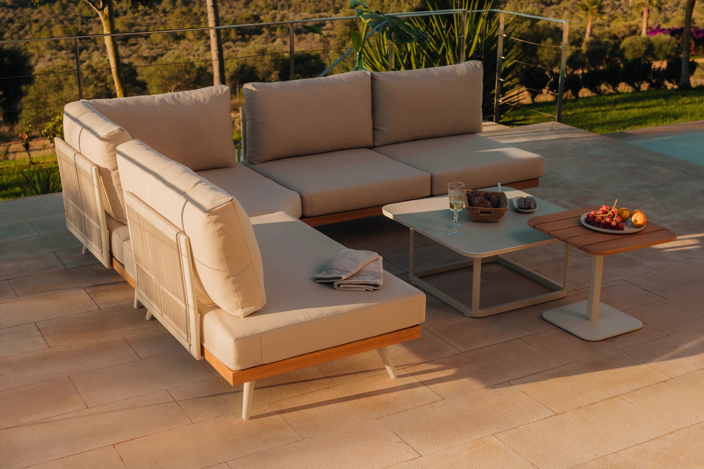 Modulare Lounge-Sitzgruppe auf einer Terrasse