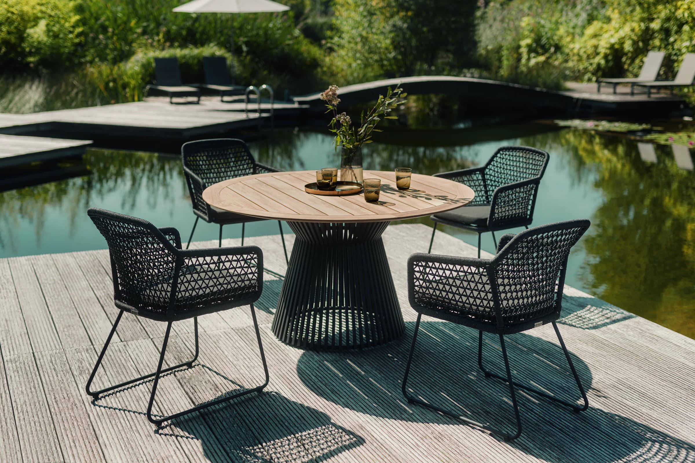 Outdoor-Sitzgruppe an einem Wasserbecken